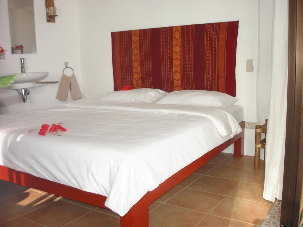 Artista Beach Villa Balabag  Room photo