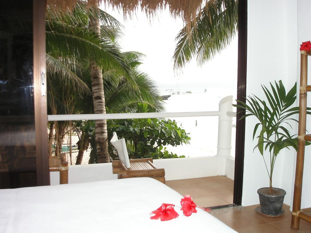 Artista Beach Villa Balabag  Room photo