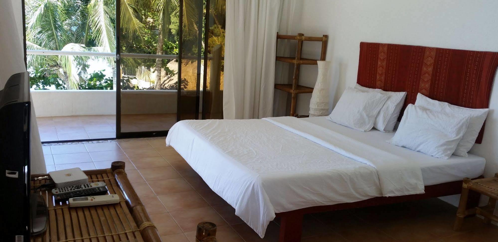Artista Beach Villa Balabag  Exterior photo